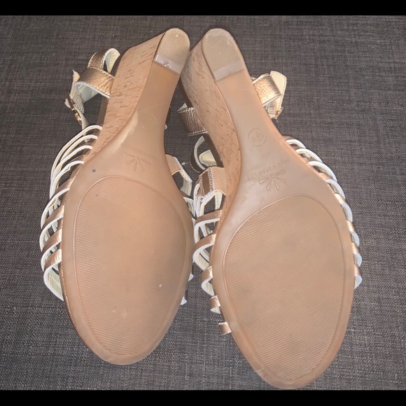 EUC ‼️Isaac Mizrahi Gold Fisherman Leather Wedge - Picture 3 of 6